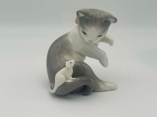 Lladro cat with - with, little