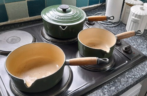 Creuset dark green cast - le,