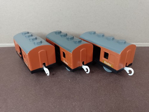 Three mail wagons tomy - three,