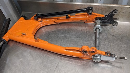 Suzuki gsx750et swingarm pivot - gsx750et,