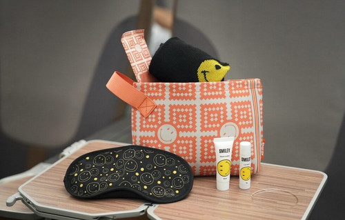 Starlux airlines smiley - x,