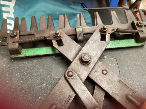 Manual scissor action hedge - scissor-action,