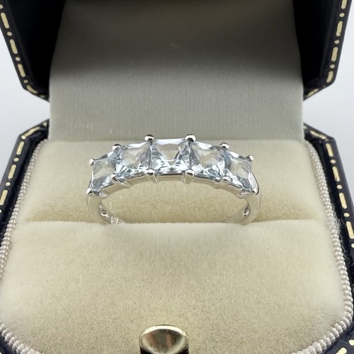 9ct white gold - gold, five-stone