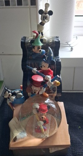 Disney snowglobe limited - disney,