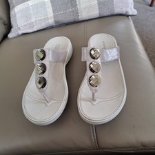 Clarks Ladies grey silver beaded Wave Walk Flip Flops / Sandals uk 7d