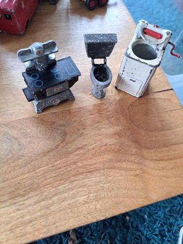 Pieces dolls house - pieces,