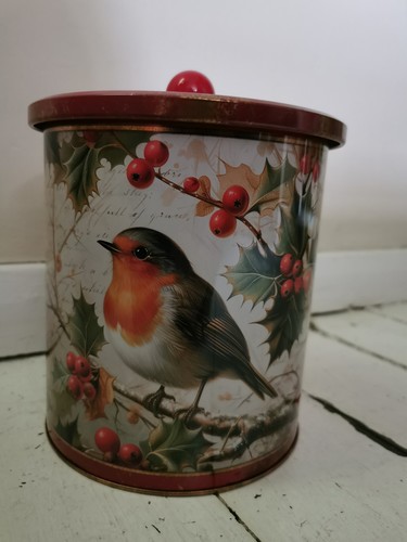 Robin and holly metal biscuit - robin,