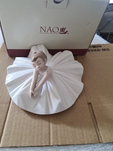Nao lladro dance - by,