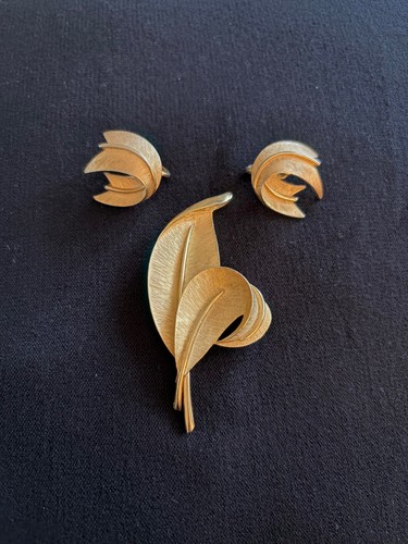 Vintage crown trifari - vintage,
