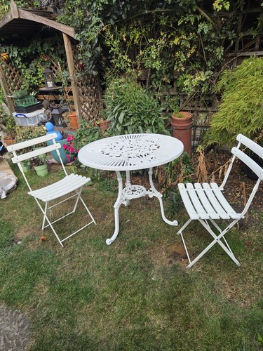 White cast alumium garden - alumium,