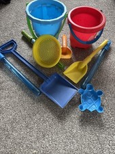 Assortment Of Beach Items 2Buckets Spades Turtle Shape Sand Sifter Bubble Wands