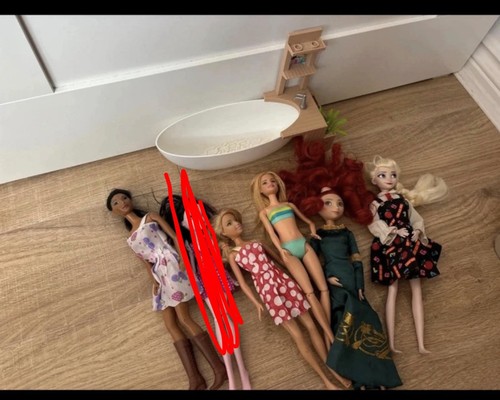 Bundle barbies dolls - of,