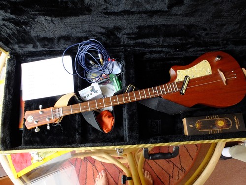 Higuitarsuk three string - three,