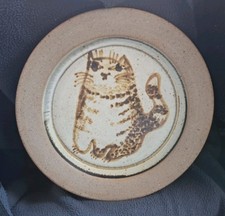 A Bryan & Julia Newman  Aller Studio Pottery Plate Hand-painted Cat Decoration
