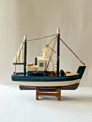 Vintage small wooden model - small,