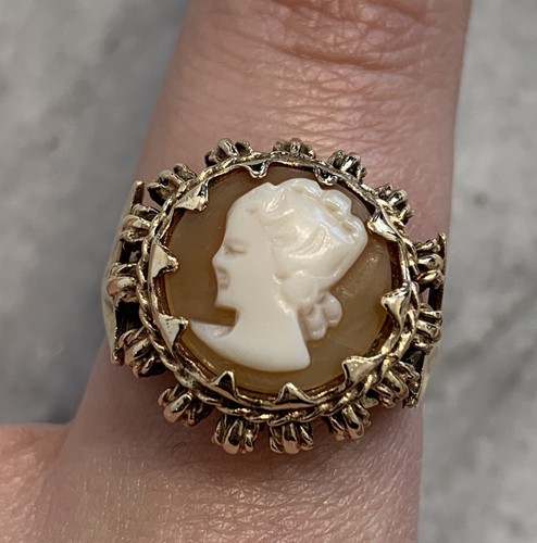 Gold vintage cameo - ct,