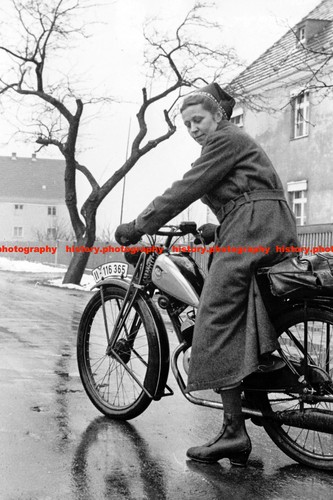 F019545 german nurse conducts - f019545,