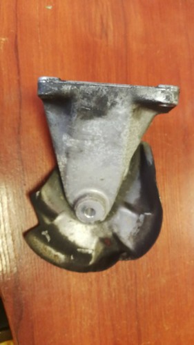 Mercedes right engine mount - right,