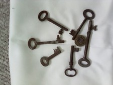 6 small Old Retro Vintage Keys