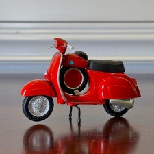 1:18 Vespa Red Maisto Diecast Model Bike | Spare Tire