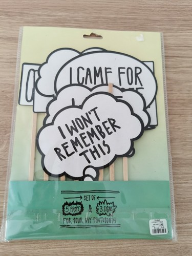Set props and speech signs - set,