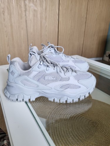 Fila ray tracer - ray, sneakers