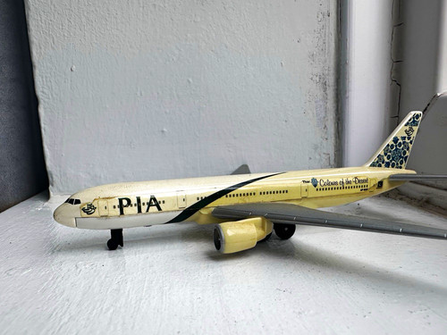 Pia colours the - the, desert