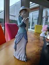 Lladro "GIRL READING A BOOK"