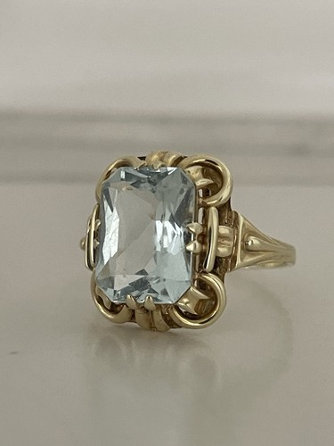 Aquamarine ring yellow gold