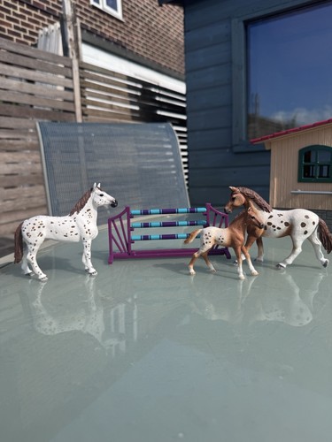 Plastic horse figurines - figurines, set