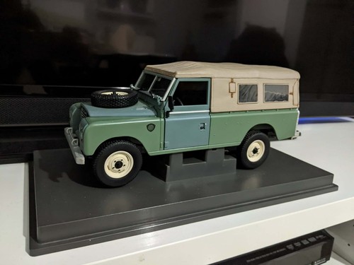 Land rover diecast by - rover,
