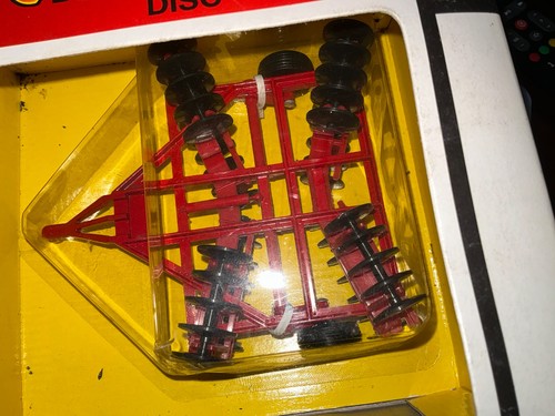 Ertl red disc plough boxed - red,