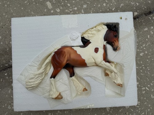 Rare new model horse resin - rare,