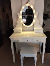 Makeup Stand Space-Saving