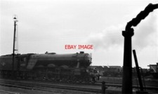 PHOTO  LNER GRESLEY A3 PACIFIC 60103 'FLYING SCOTSMAN' POTTERS ROUND THE YARD AT