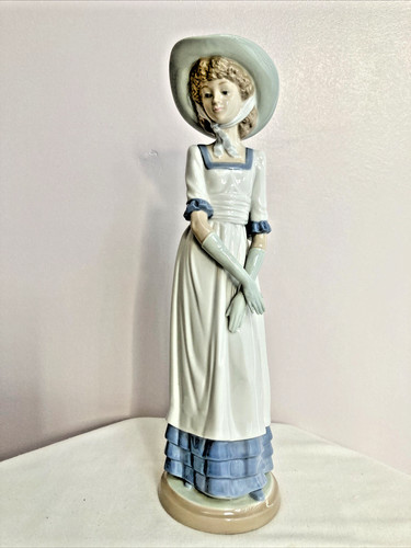 Lladro nao louise figurine - ,
