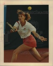 1989 Press Photo San Antonio Racquets Team Tennis Player Elna Reinach Hits Shot
