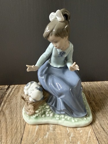 Nao lladro girl seated on - girl,