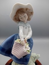Beautiful Lladro Pretty Pickings Girl, porcelain figurine, retired Lladro, Chris