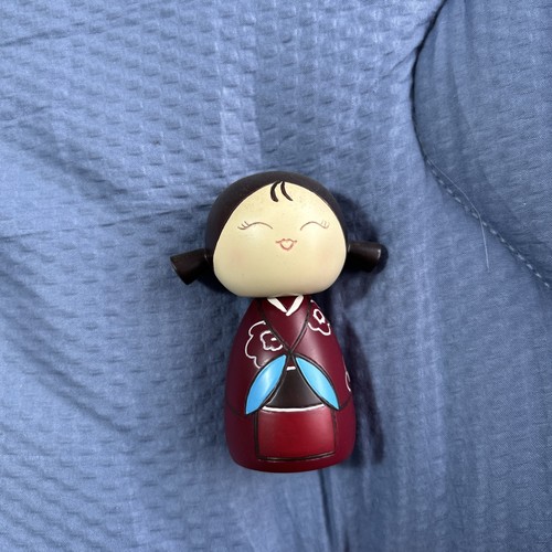 Momiji kokeshi doll giggles - momiji,