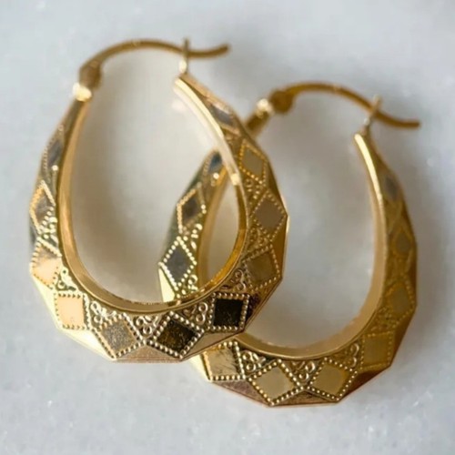 Solid 9ct gold - victorian, oval