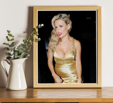 Melinda Messenger : 10"x8"
