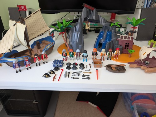 Playmobil pirates and redcoats - pirates,