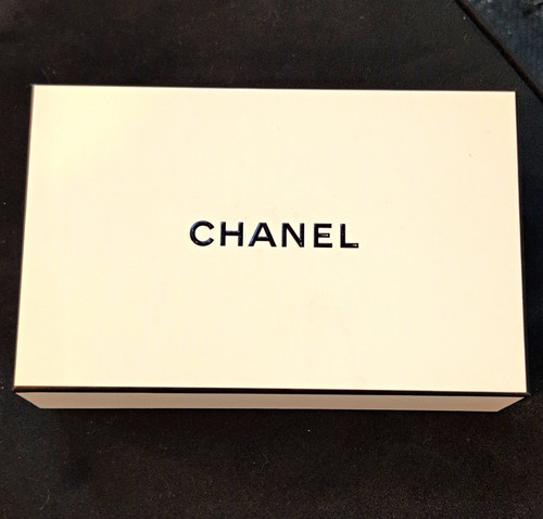 Chanel black white - &,