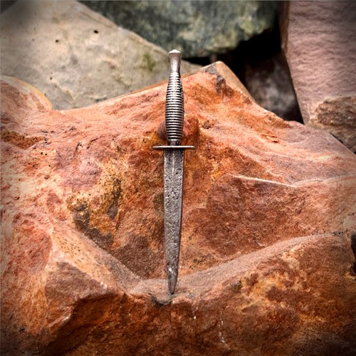 Commando dagger pin badge