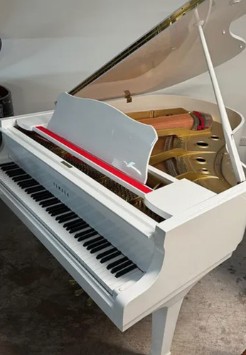 Yamaha grand white - in,