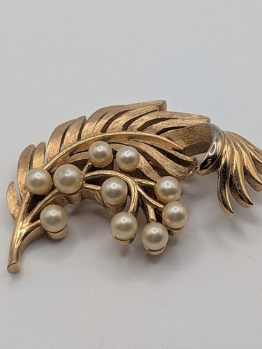 Vintage crown trifari leaf - crown,