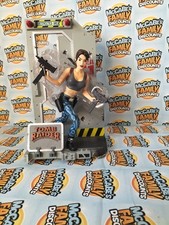 Playmates Neca TOMB RAIDER Area 51 Lara Croft Diorama Figur fast 40cm NEU OVP