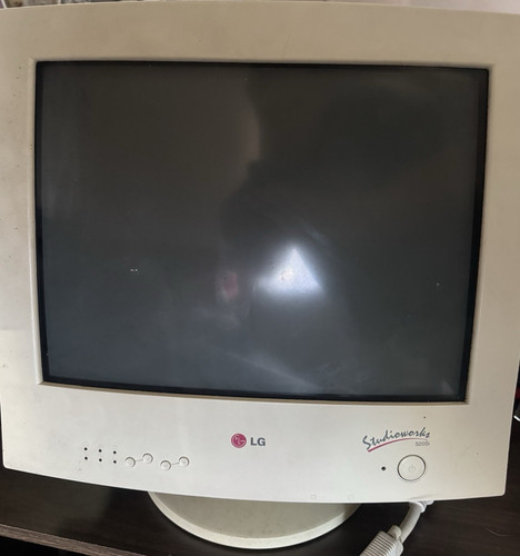 Studioworks 520si crt - 520si, 17"