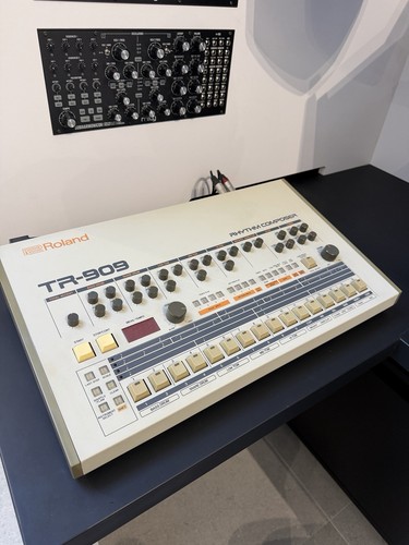 Roland 909 drum machine - machine,
